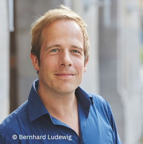 Mittelalter blonder Mann, blaues Hemd