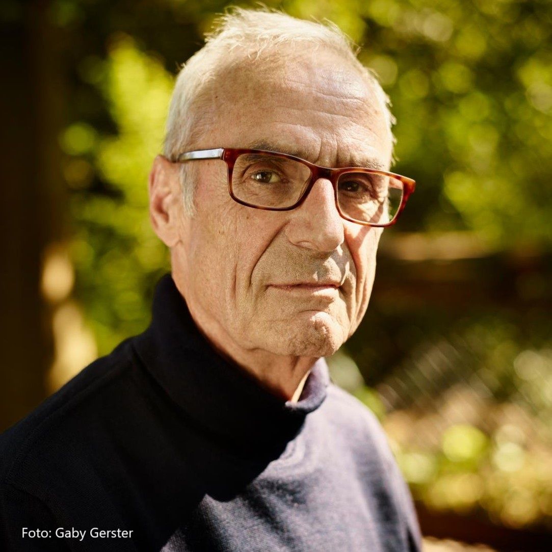 Grauhaariger Mann mit Brille